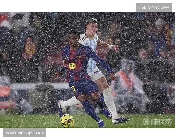 暴雨灌入诺坎普记者伞下坚守工作