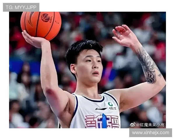 赵睿突破受伤倒地胡明轩关切搀扶